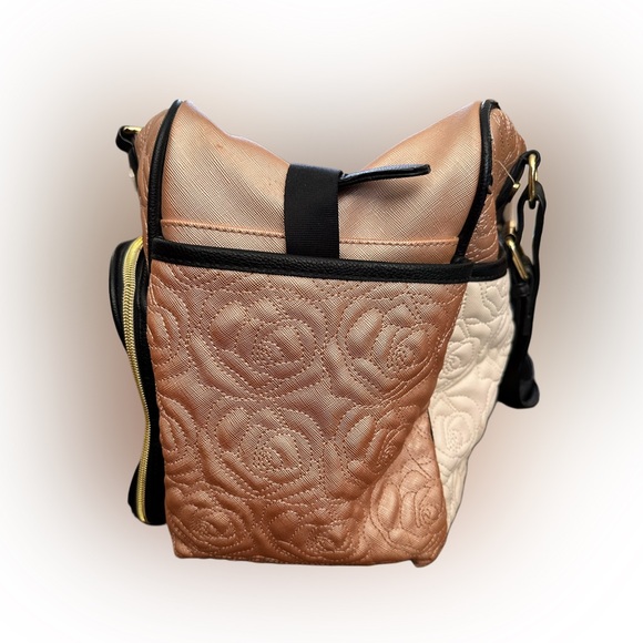 BOGO 𝐵𝑒𝓉𝓈𝑒𝓎 𝒥𝑜𝒽𝓃𝓈𝑜𝓃 𝒲𝑒𝑒𝓀𝑒𝓃𝒹 𝒟𝒾𝒶𝓅𝑒𝓇 𝐵𝒶𝑔 - Picture 4 of 10